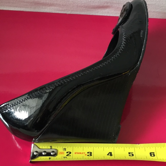Tory Burch Black Patent Leather Wedge With Iconic Logo Size 8.5. Like New! - Picture 12 of 15